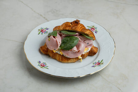 Круассан трюфельный срэмбл с мортаделлой