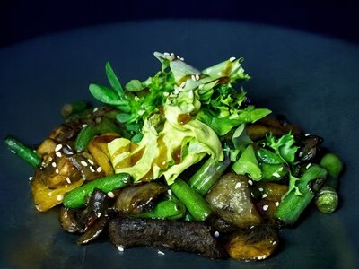 Салат гриль с говядиной