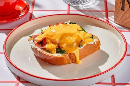 Яйцо Бенедикт с беконом и шпинатом