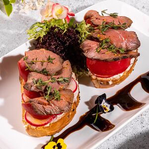 Брускетта с ростбифом 