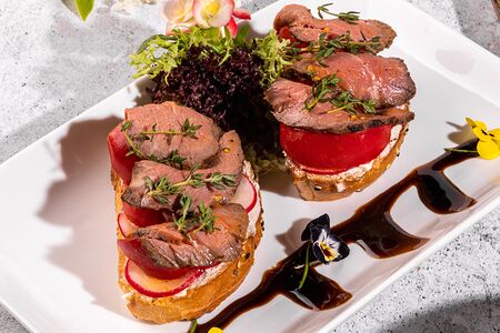 Брускетта с ростбифом 