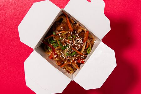 Вок с филе Тунца и соусом Унаги