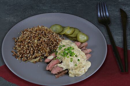 Стейк-бефстроганов со сливочно-грибным соусом