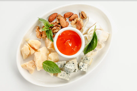 Ассорти европейских сыров