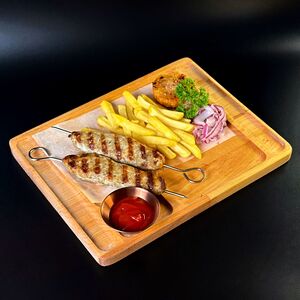 Люля-кебаб на шпажке из цыпленка с картофелем фри