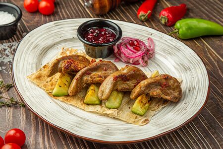 Язычки ягненка с цукини и бруснично-клюквенным соусом