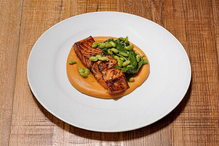 Стейк из форели с пюре из корнеплодов