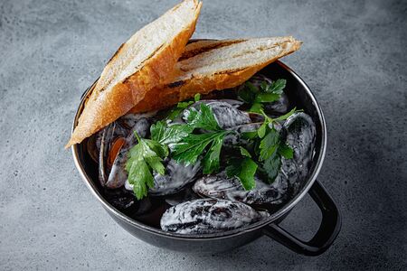 Мидии в чесночной сметане 