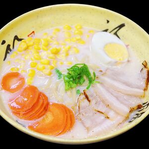 Рамен с пряной свининой и яйцом в костном бульоне