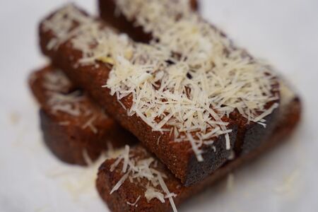 Гренки с чесноком и сыром