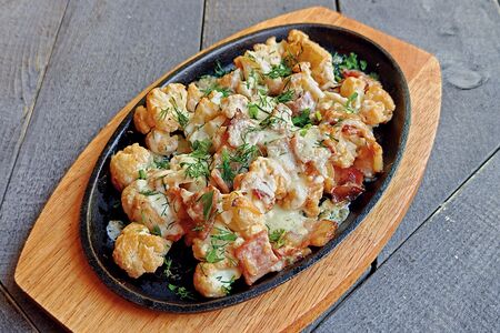 Запеченая цветная капуста с беконом под сыром