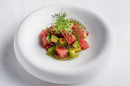 Тартар из тунца с черешней и морским виноградом