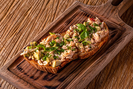 Бутер с крабом, авокадо и соусом чили