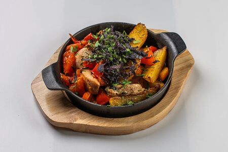 Деревенское жаркое с курицей и картофелем