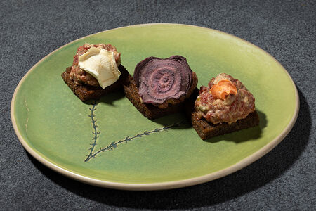 Тартар из говядины на бородинском хлебе с кимчи и бастурмой