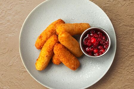 Сырные палочки с брусничным соусом