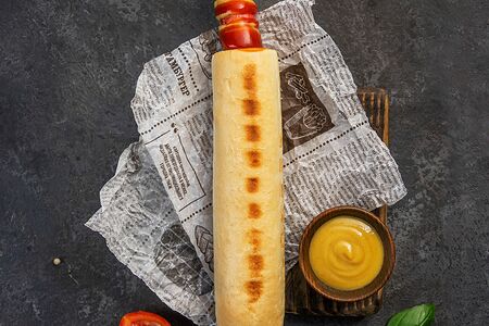 Хот-дог французский с сосиской три перца и сыр