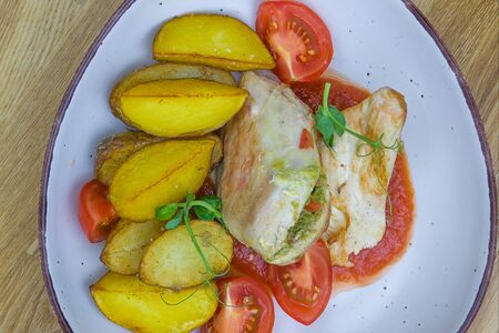 Куриная грудка с томатами, моцареллой и картофелем бэби