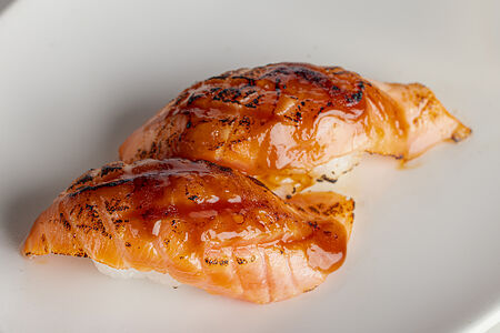 Суши в огне с лососем