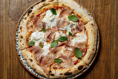 Прошутто, страчателла, базилик, томатный соус