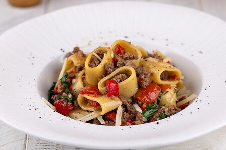 Паста Каламарата Сальсичча с печеным перцем
