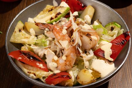 Теплый салат с креветками и кальмаром