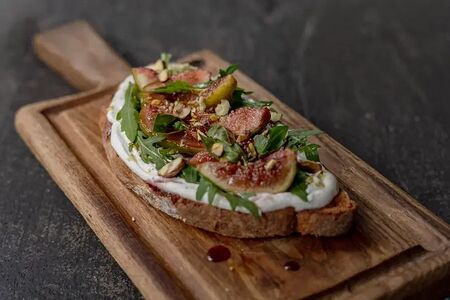 Брускетта c хамоном, страчателлой и инжиром