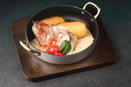 Судак в сливочно-сырном соусе