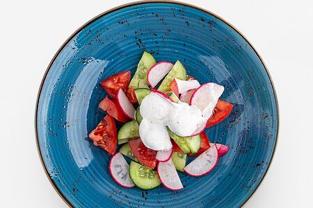 Летний салат со сметаной