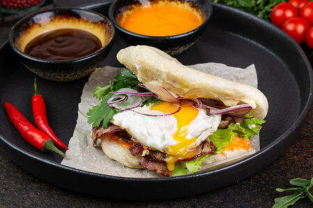 Бао с беконом и яйцом