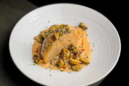 Стейк из молодой капусты, мидии, пикантный соус, кунжут