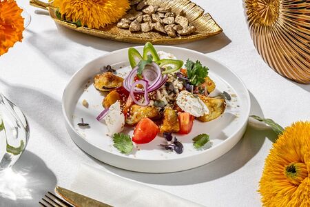 Хрустящий баклажан с помидором и кинзой