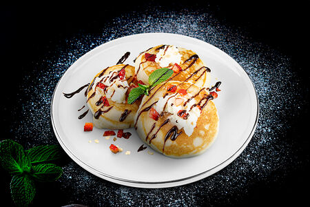 Панкейк с сыром и клубникой