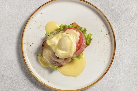 Бенедикт ветчина и томаты 