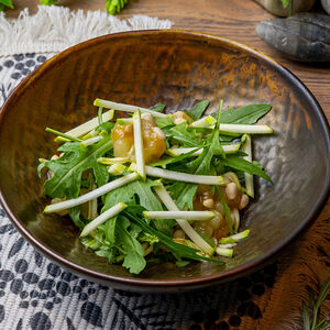 Страчателла с руколой, грушей и мисо-мёдом