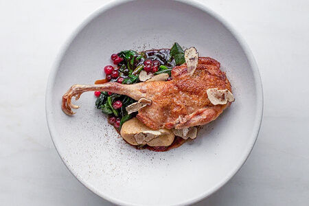 Перепелка с черным трюфелем, топинамбуром и шпинатом 