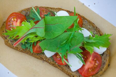 С томатами, моцарелой и соусом песто