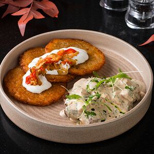 Драники с грибным соусом и свиной шеей