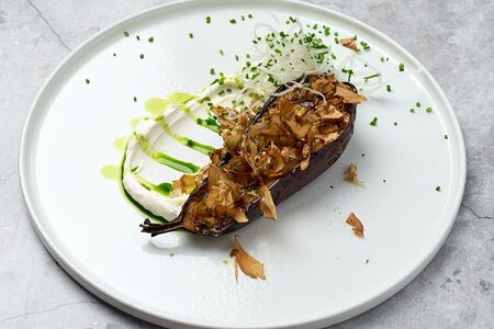 Баклажан с лабне и стружкой тунца