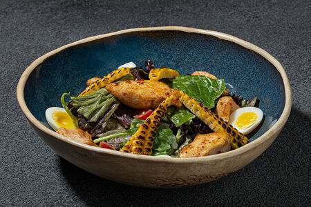 Салат с цыпленком, стручковой фасолью и кукурузой под цитрусовым соусом