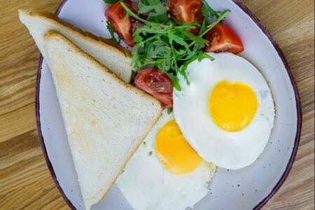 Яичница из двух яиц с салатом из овощей и тостом