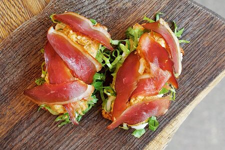 Брускетта с сыровяленой уткой и муссом из лисичек 