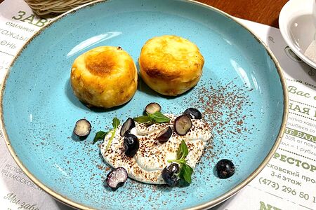 Сырники со сметаной и голубикой