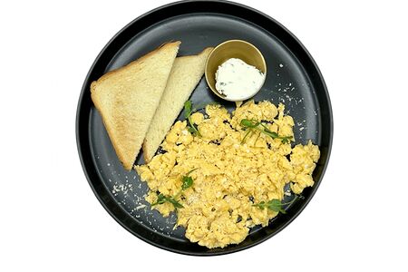 Скрэмбл с пармезаном