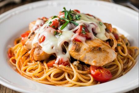 Спагетти с куриной грудкой томатами и сыром