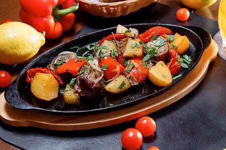 Свиные хрящики с молодым картофелем, луком и болгарским перцем