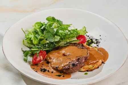 Бифштекс из косули с зеленым салатом и соусом блек пеппер 