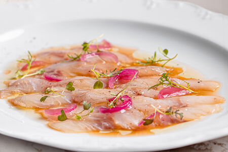 Севиче из сибаса с томатами и маринованным луком