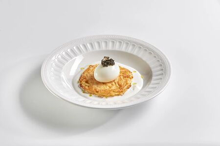 Драник с яйцом и черной икрой