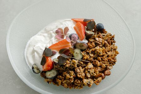 Гранола с йогуртом и сезонными ягодами